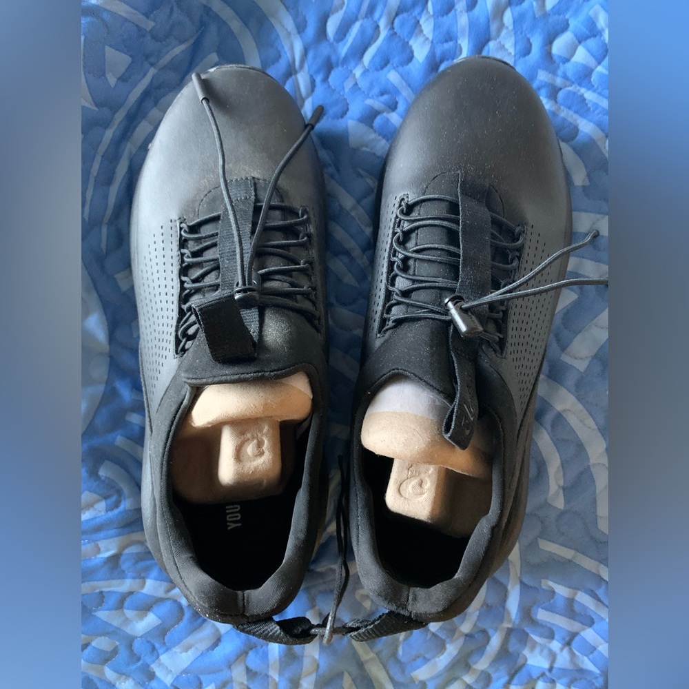 Clove Nursing All Black Shoes 🌴